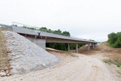 Como os apoios elastoméricos fretados melhoram a performance estrutural de pontes e viadutos